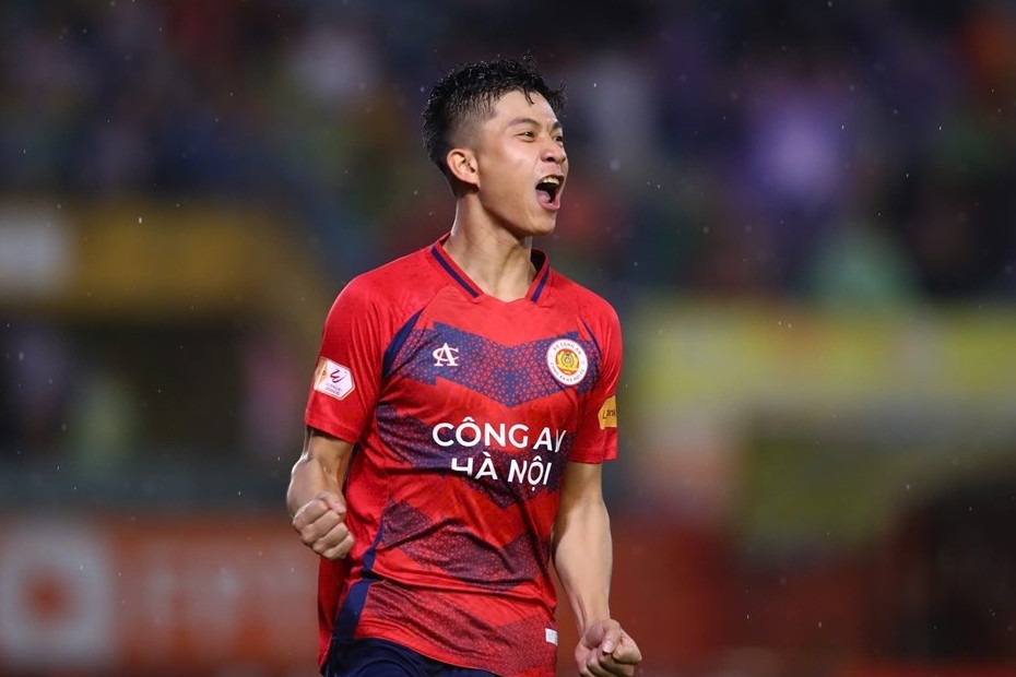 hanh-trinh-nghe-thuat-cua-cau-thu-bong-da-amadou-diallo-tu-uoc-mo-den-dinh-cao-san-co-49